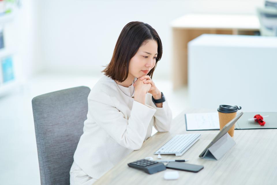 PCに向かっている女性