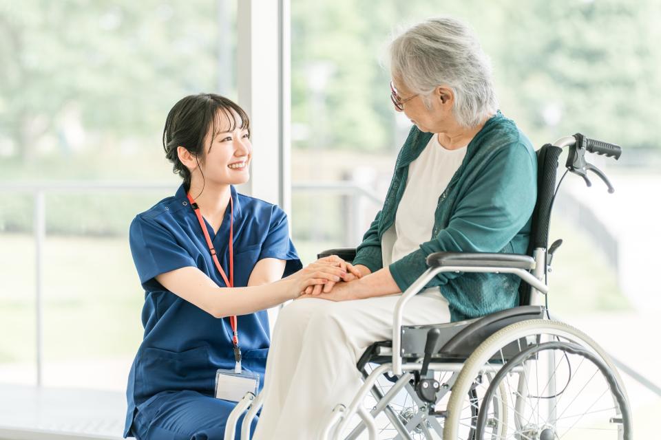 車いすの女性と看護師