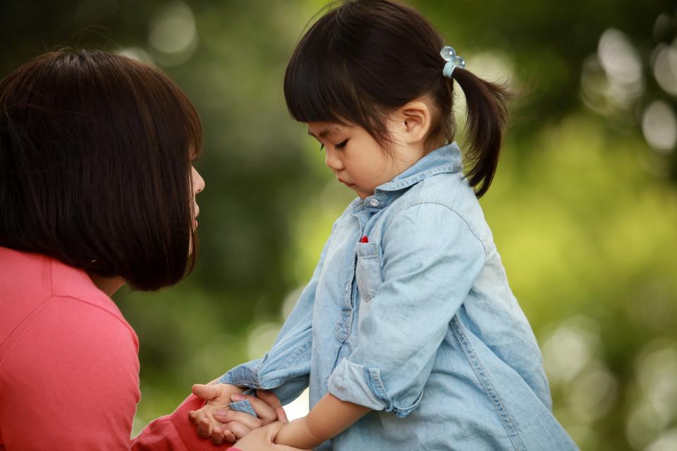 子どもを諭している様子