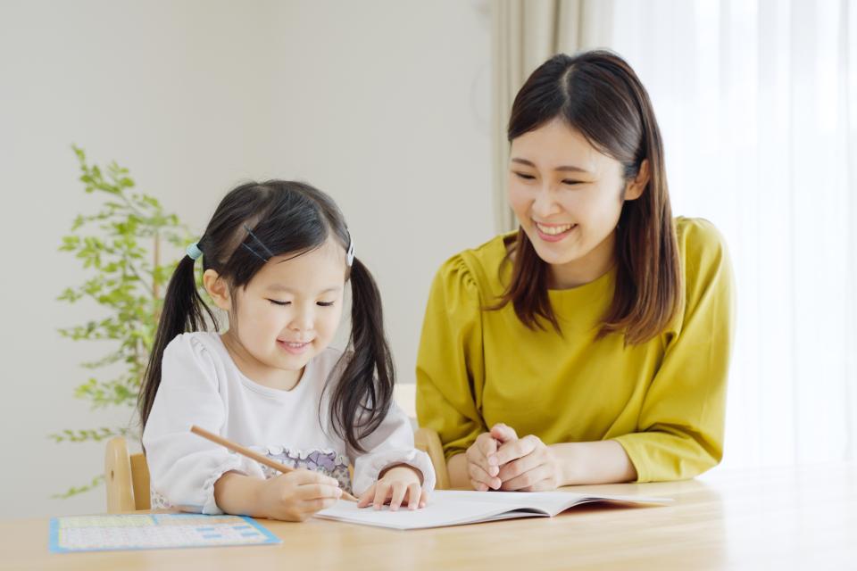 親子で宿題をしている様子