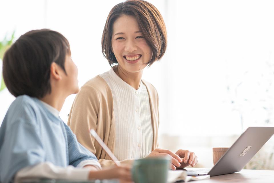 子どもと笑顔で話している様子