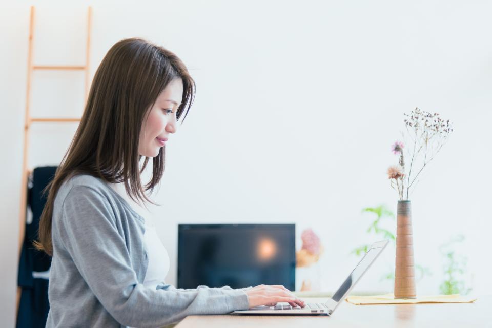 パソコンを使用している様子
