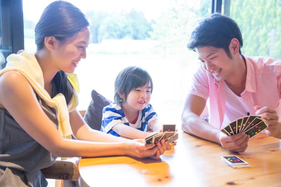親子でババ抜きをしている様子